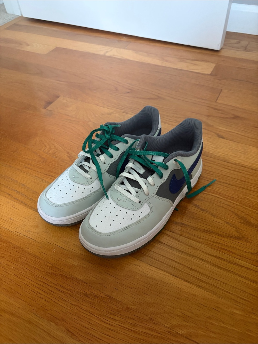 Kids Nike 3Y Low-Top Sneakers in Light Gray with Navy Swoosh